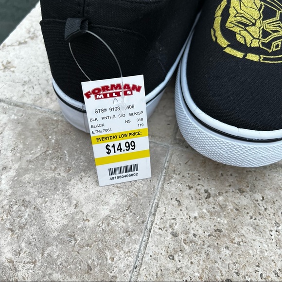 Marvel Black Panther Gold Symbol Slip-On - Picture 8 of 12